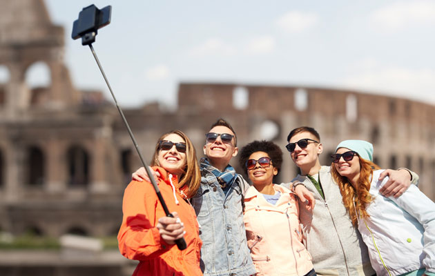 Tourist-Attractions-Ban-Selfie-Sticks